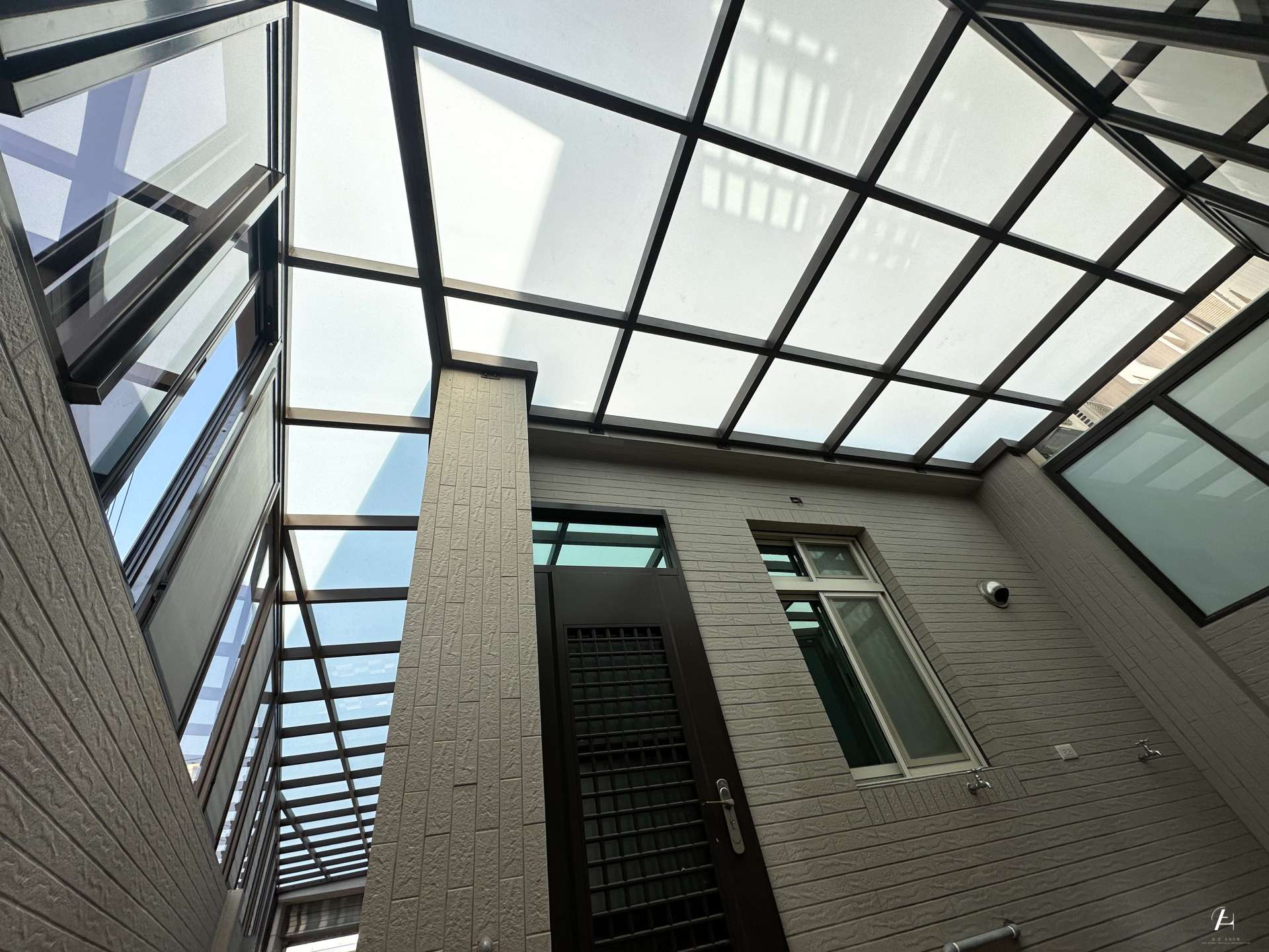 鐵件製作的玻璃採光罩常常被設計成開放式結構，使整個室內空間能夠充分受到陽光的照射。