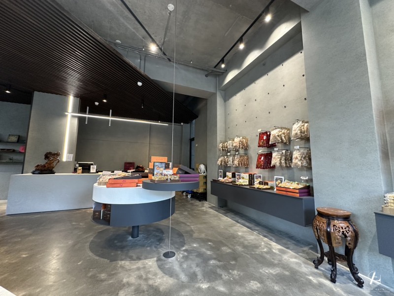 餅行以「手工溫度」為設計概念，店內中央運用了圓弧元素鐵件設計，營造柔和細膩的感覺。