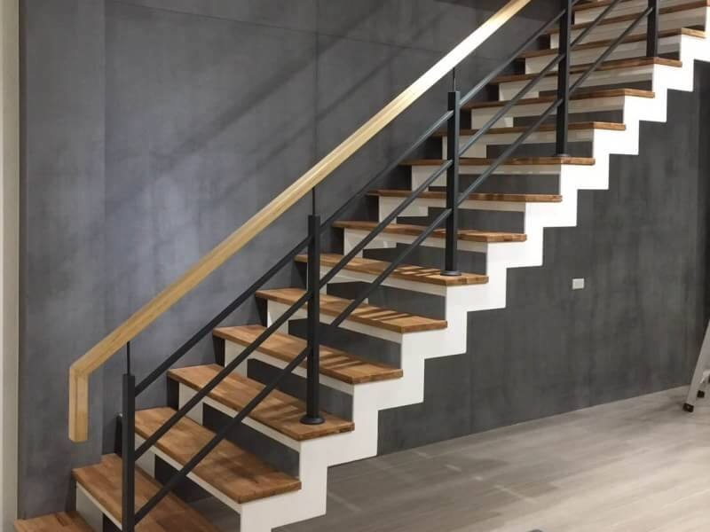  鐵樓梯設計施工，搭配木頭的設計 